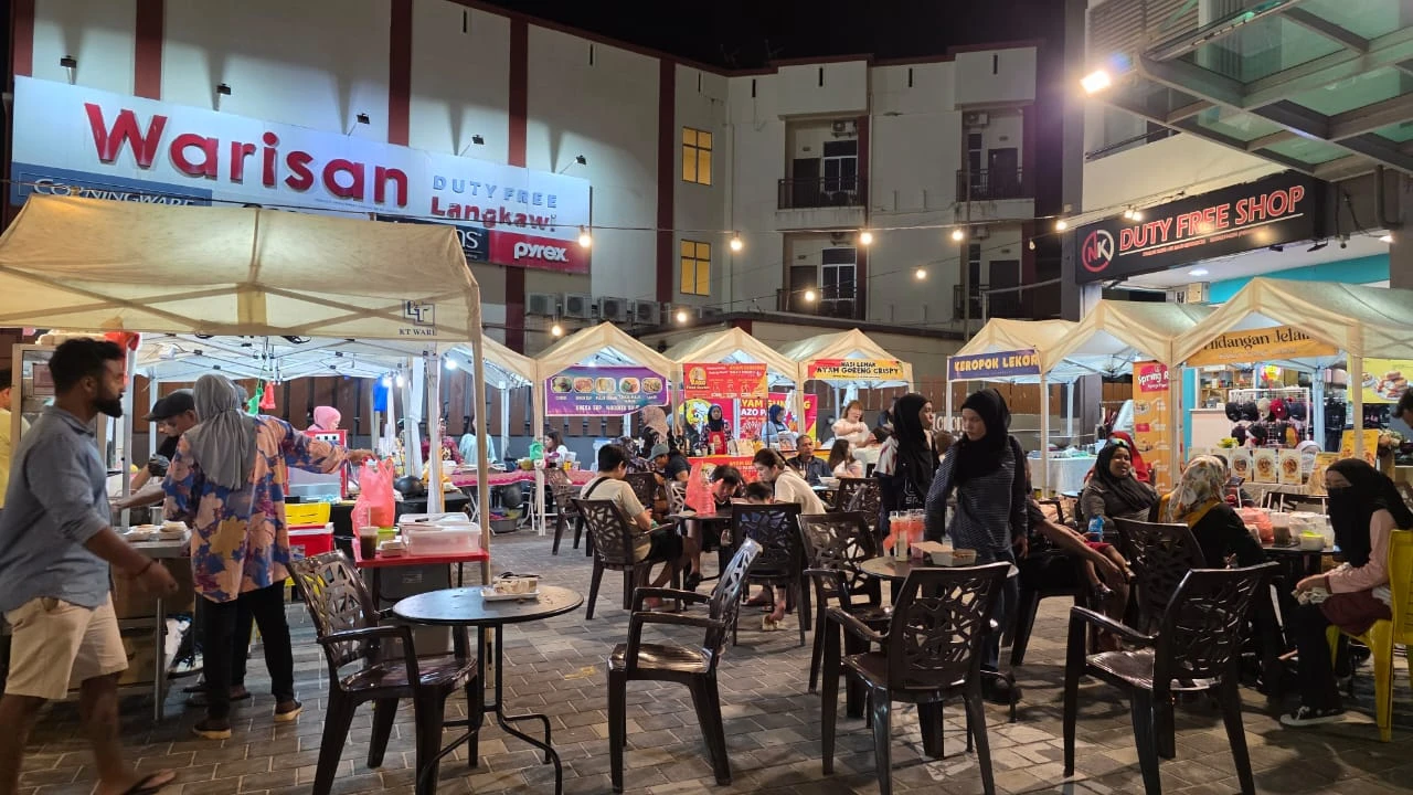 Suasana malam di pusat UMKM di Langkawi, Malaysia, salah satu lokasi penelitian tim Unhas. Dari sinilah, Prof. Dr. Siti Haerani dan timnya menangkap langsung denyut nadi pelaku usaha, memahami bagaimana